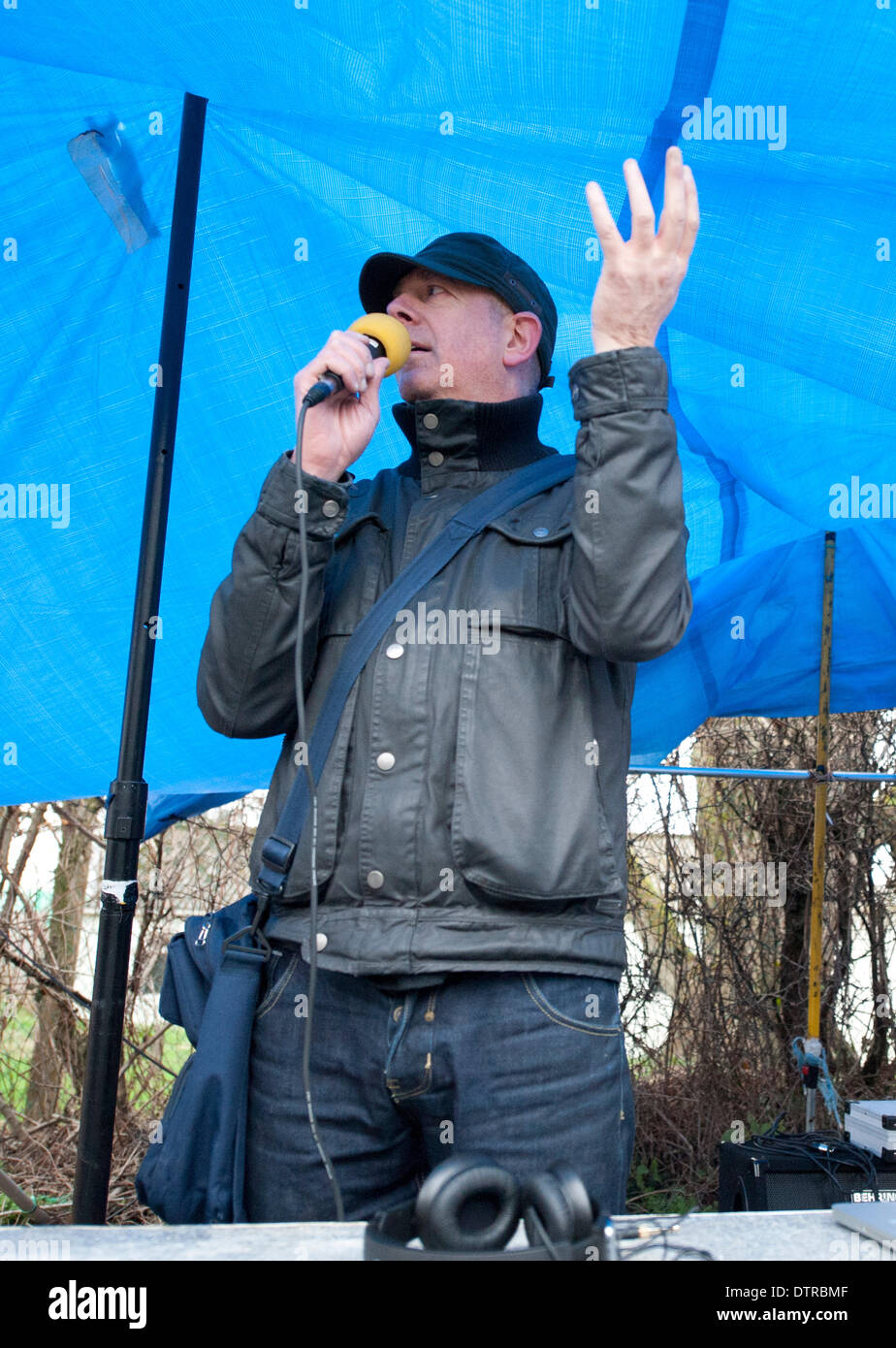 Barton Moss, Salford, UK. Sunday 23rd February 2014. Former Hacienda DJ Dave Haslam plays a gig close to the IGas Barton fracking site near Manchester in support of the protest against exploratory drilling. Campaigners fear the process of hydraulic fracturing could be environmentally hazardous, and lead to the poisoning of water supplies and a contamination of the atmosphere. Credit:  Russell Hart/Alamy Live News. Stock Photo