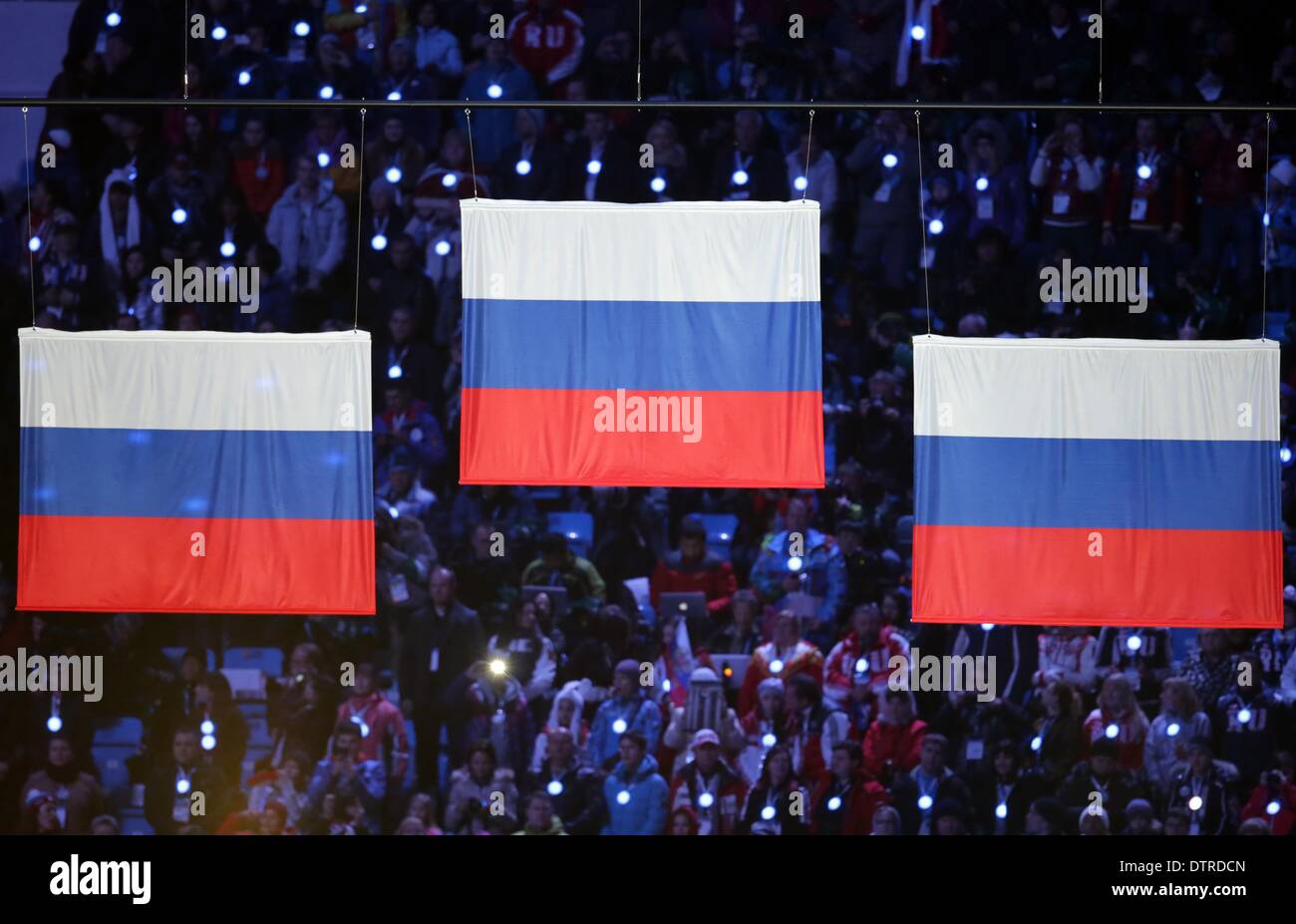 Гимн флагу сша. Флаг России на пьедестале. Поднятие флага на Олимпиаде. Флаги для спортивных мероприятий. Флаги на награждении.