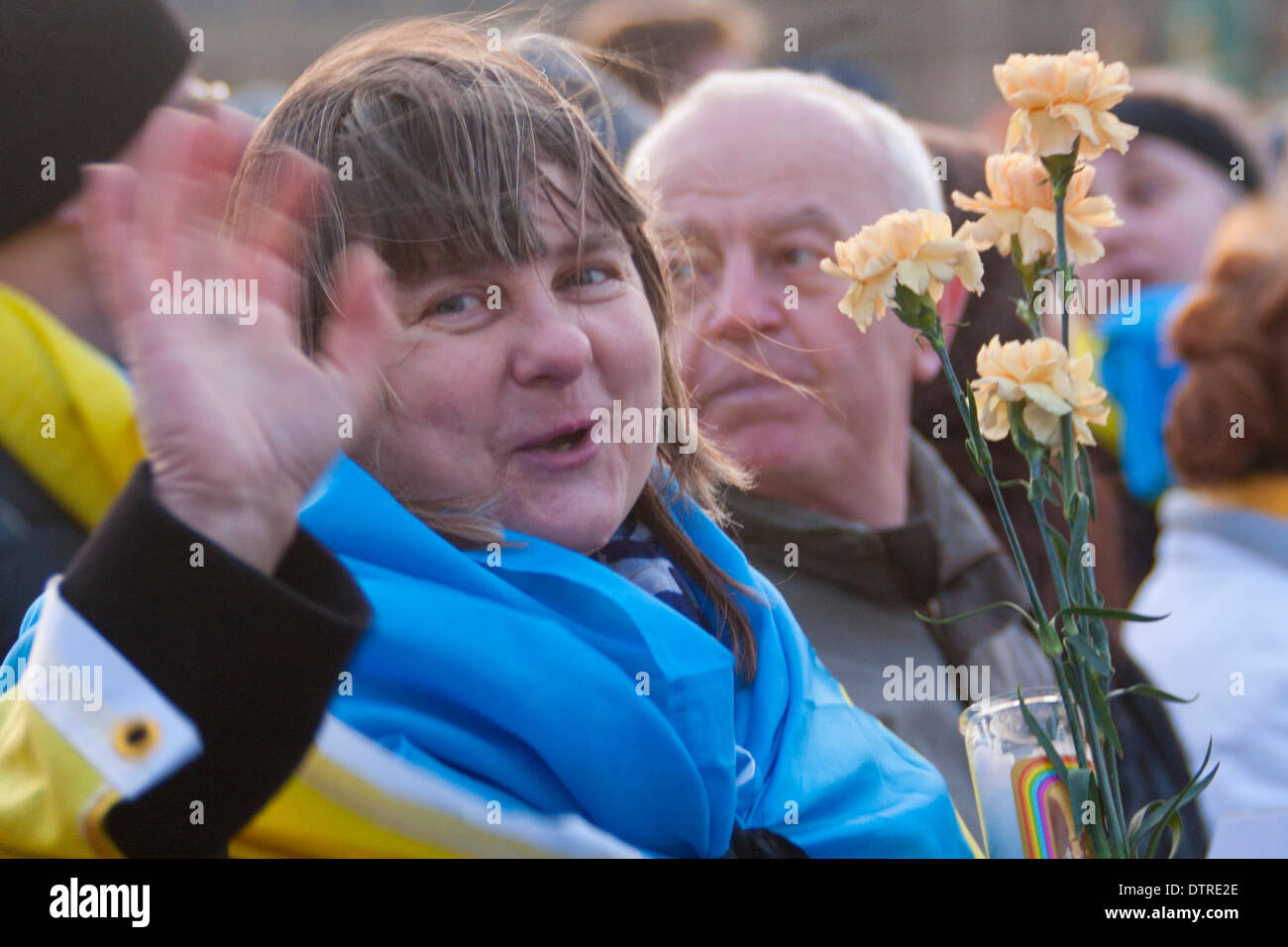 London, UK. 23rd Feb, 2014. Hundreds of Ukrainians formed a human chain on Westminster bridge to celebrate the removal from power of the Yanukovych regime, and to mourn the scores killed during the Kiev uprising in the previous week. Credit:  Paul Davey/Alamy Live News Stock Photo