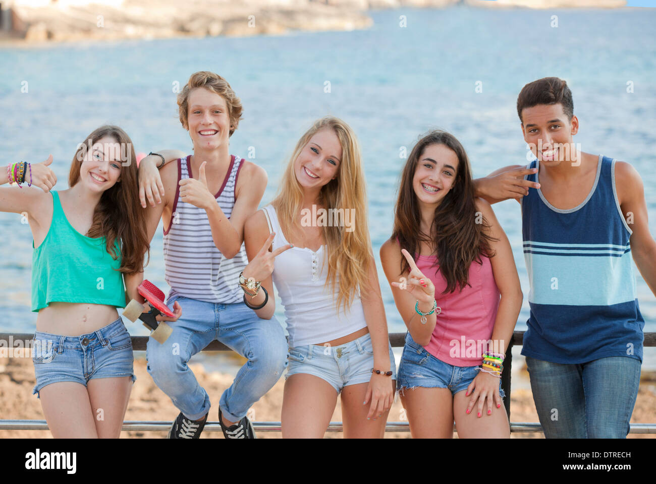 Smiling group of teens hi-res stock photography and images - Alamy