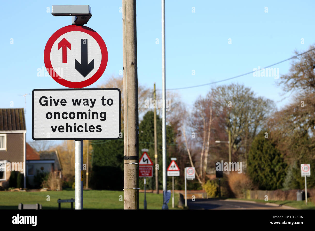 Give way to oncoming vehicles sign in Bugbrooke, Northamptonshire Stock Photo