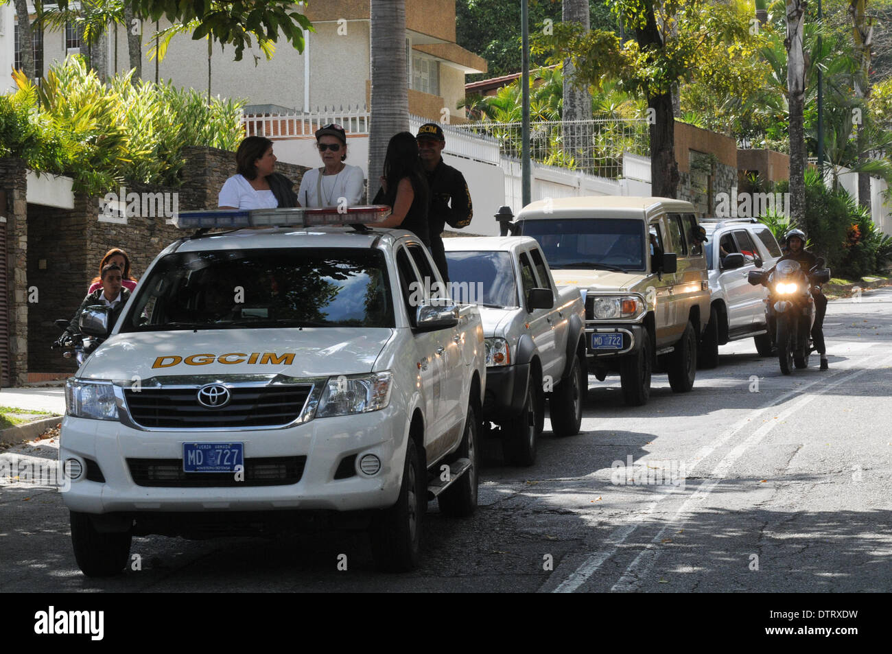 Miranda, Venezuela. 23rd Feb, 2014. Vehicles of the General Direction of Military Counterintelligence stand guard in front of the residence of the retired army general Angel Vivas, accused by Venezuelan President Nicolas Maduro of inciting violence, in Miranda state, Venezuela, on Feb. 23, 2014. © Str/Xinhua/Alamy Live News Stock Photo