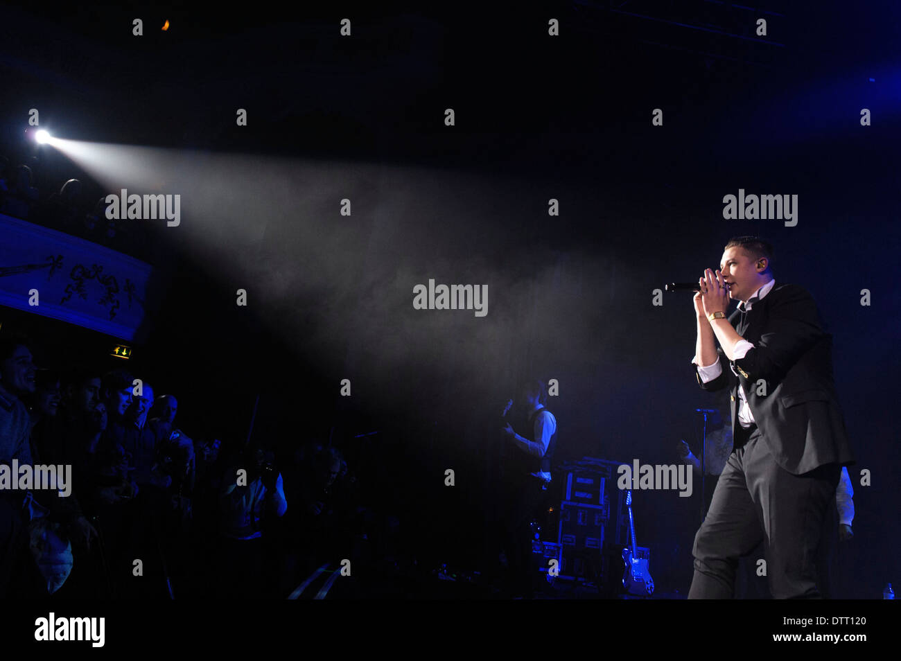 O2 shepherds bush 02 empire hi-res stock photography and images - Alamy