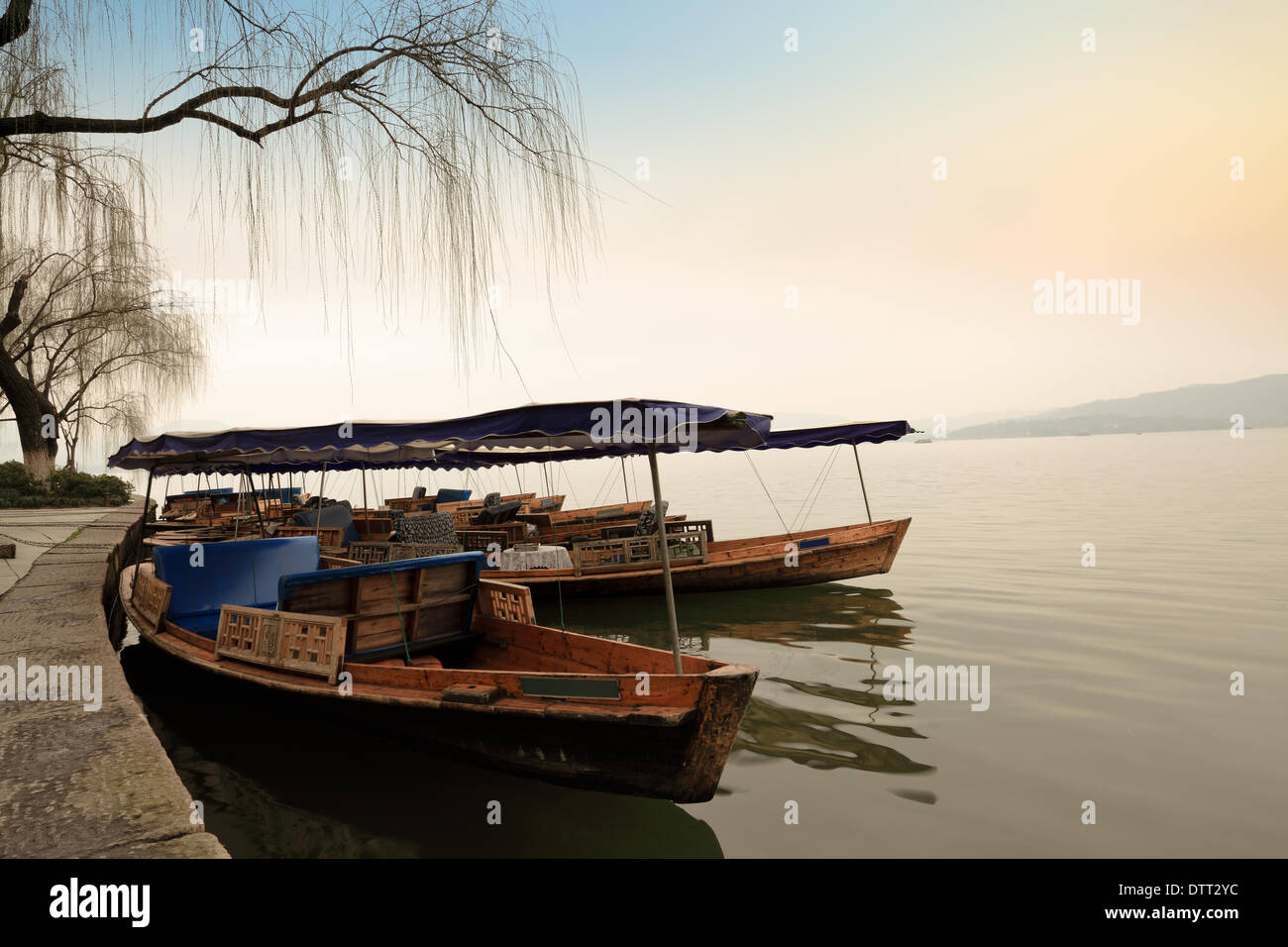 Chinese wooden boat hi-res stock photography and images - Alamy