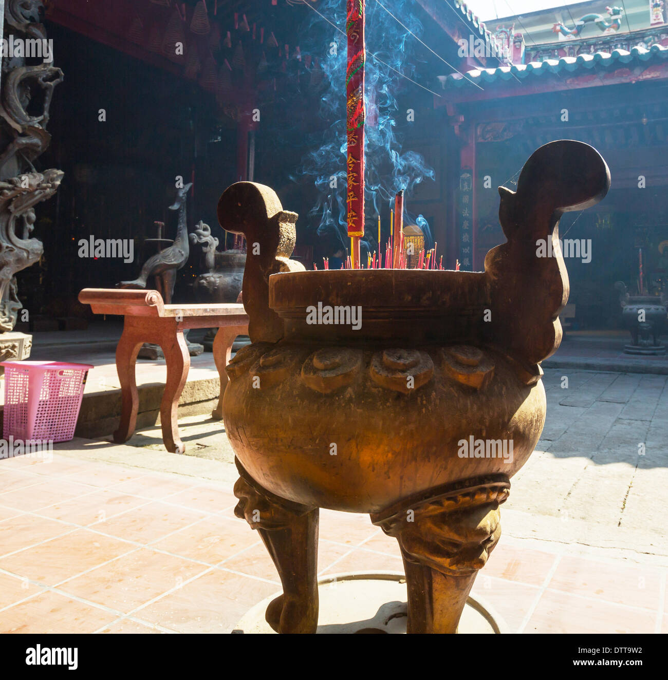 Chinese burn joss stick pray hi-res stock photography and images - Alamy