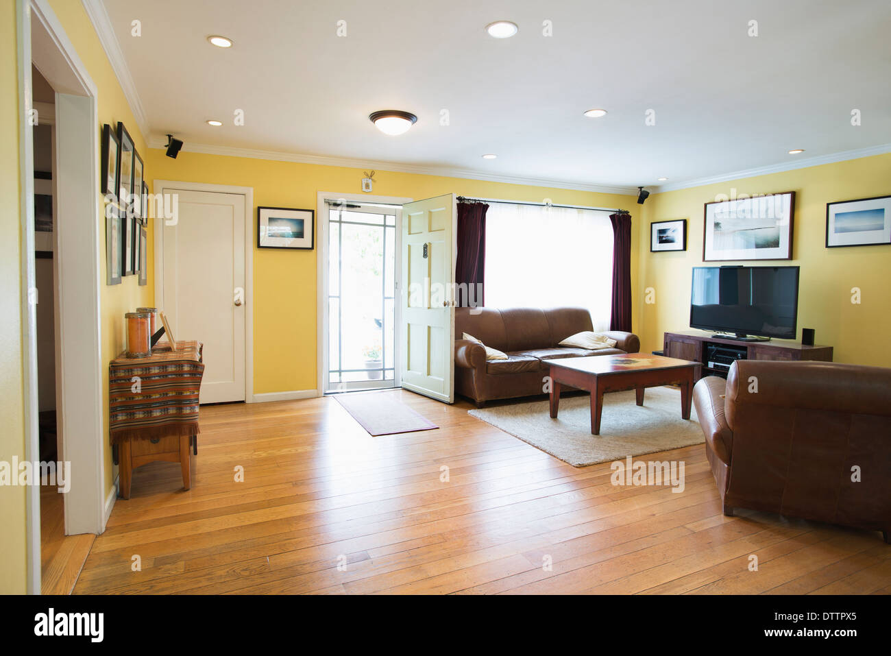 Sofas and coffee table in living room Stock Photo - Alamy