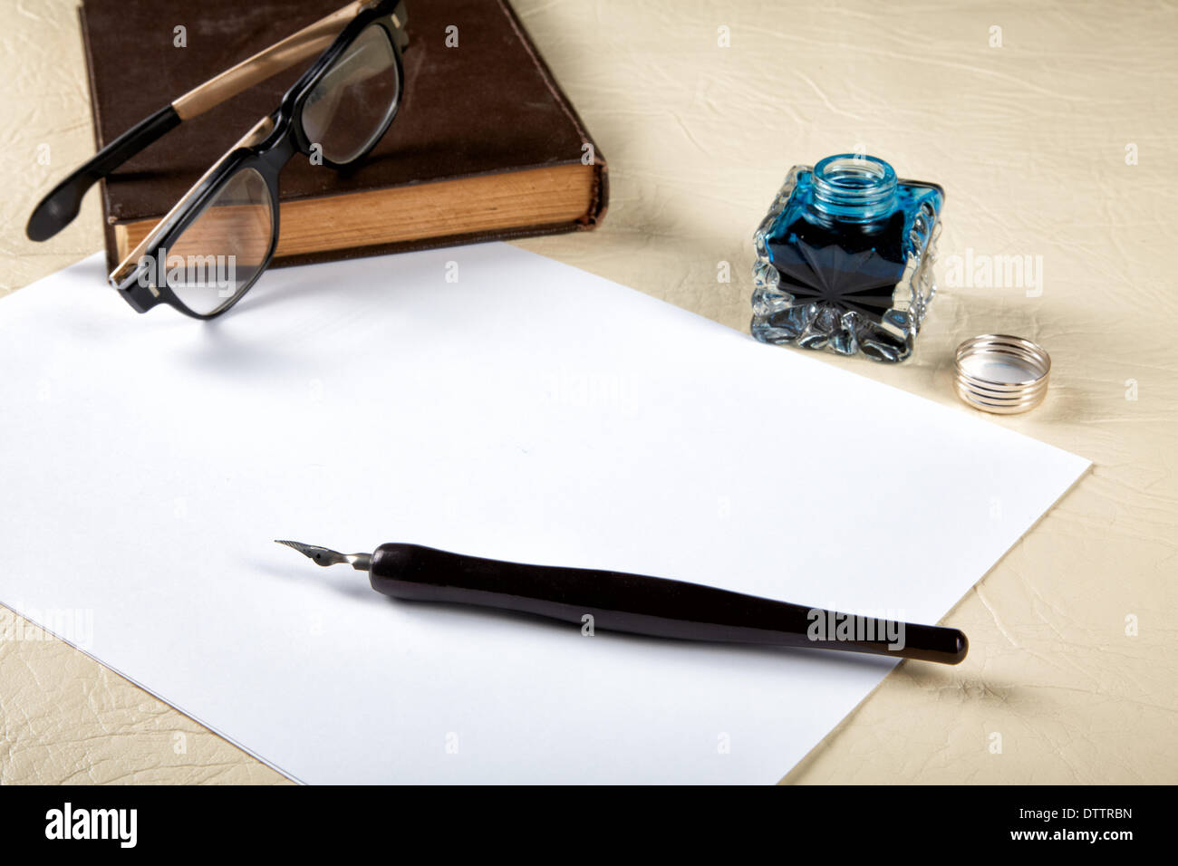 Ink pot and quill pen hires stock photography and images Alamy