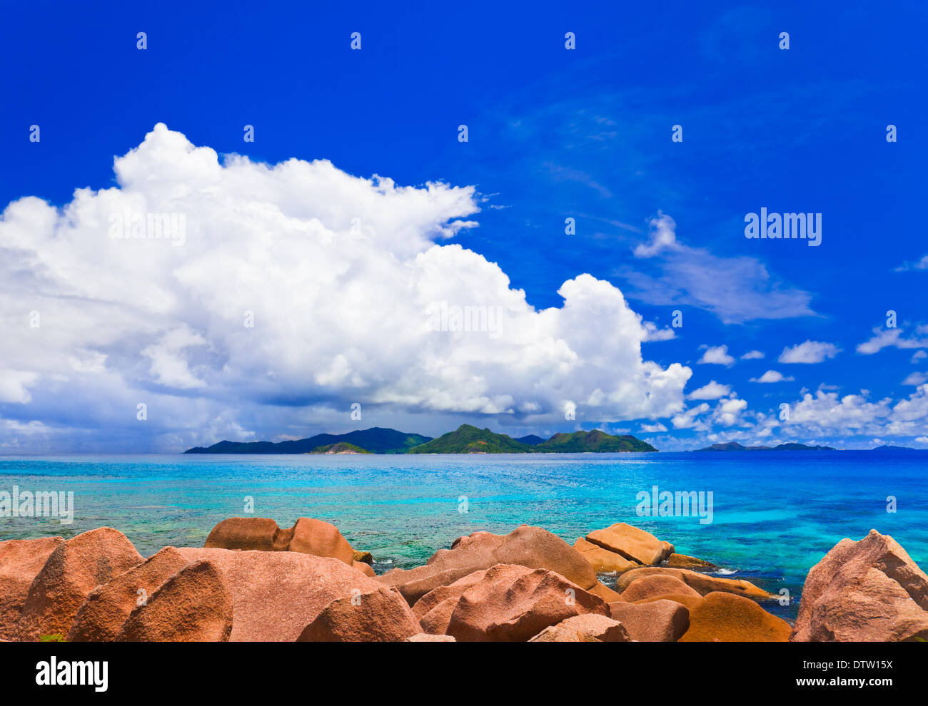 Tropical island hi-res stock photography and images - Alamy