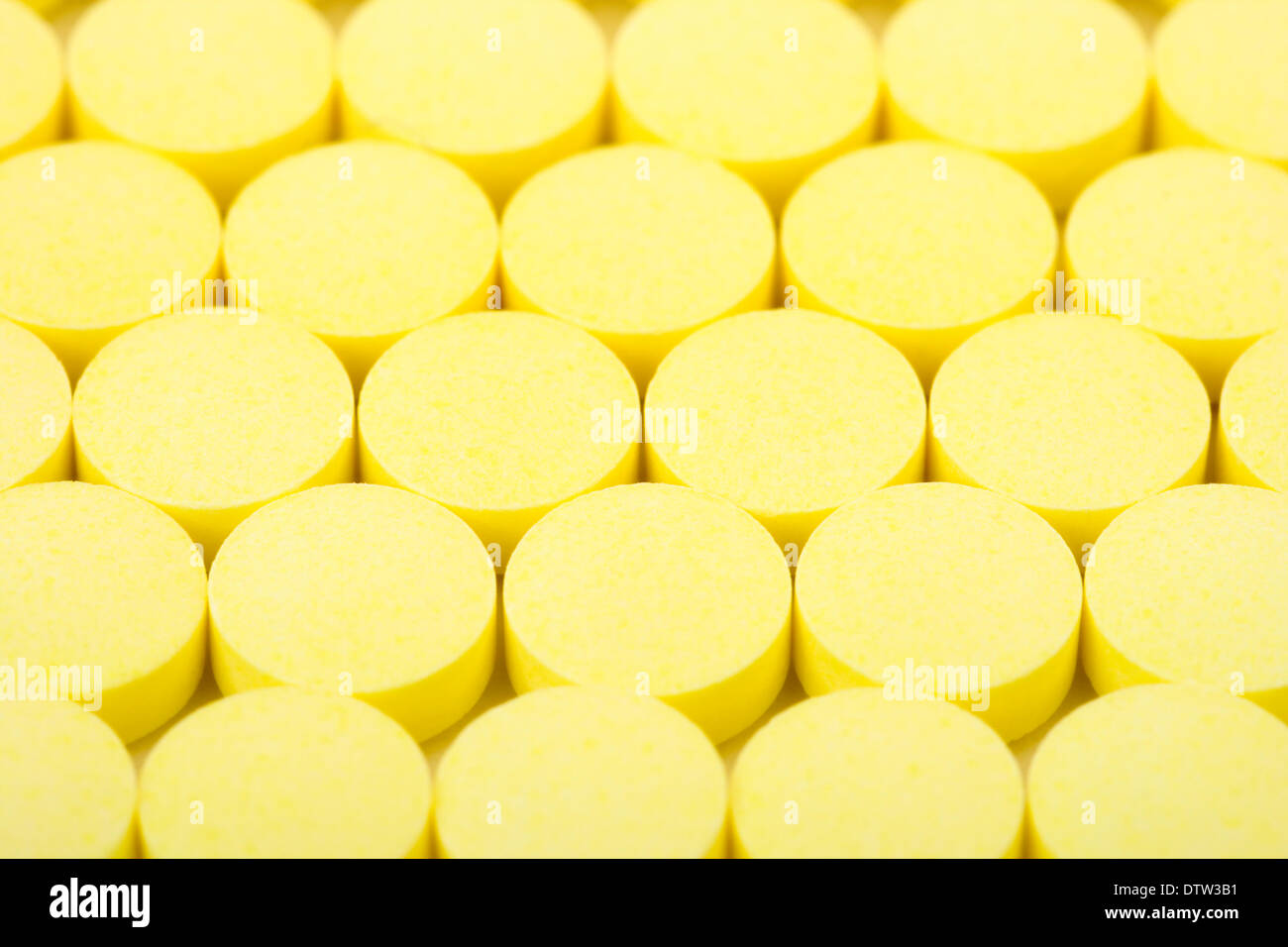 Download Yellow pills Stock Photo - Alamy