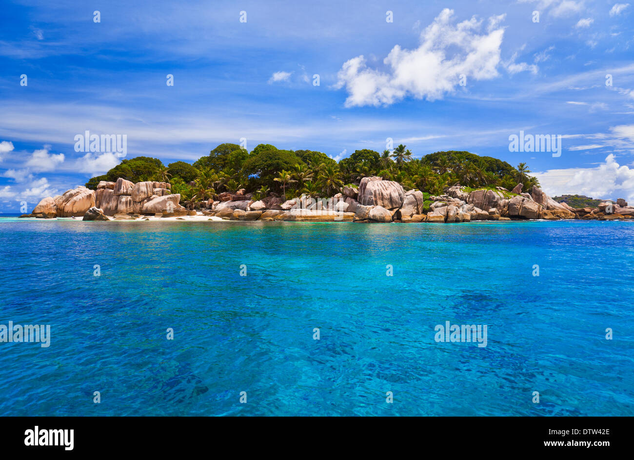 Tropical island hi-res stock photography and images - Alamy