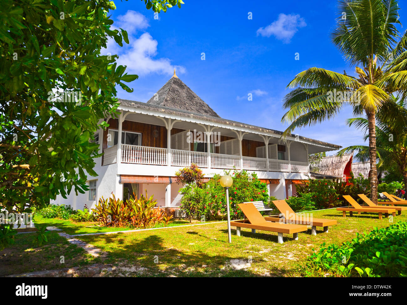Tropical beach resort hotel hi-res stock photography and images - Alamy