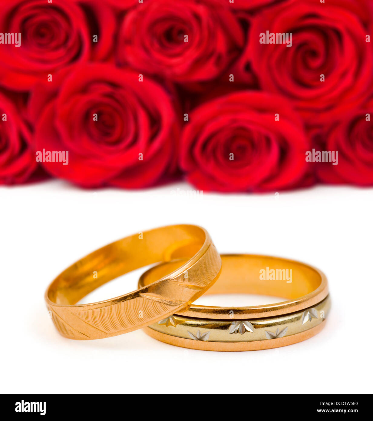 Two Roses Ring Wedding rings and roses Stock Photo - Alamy