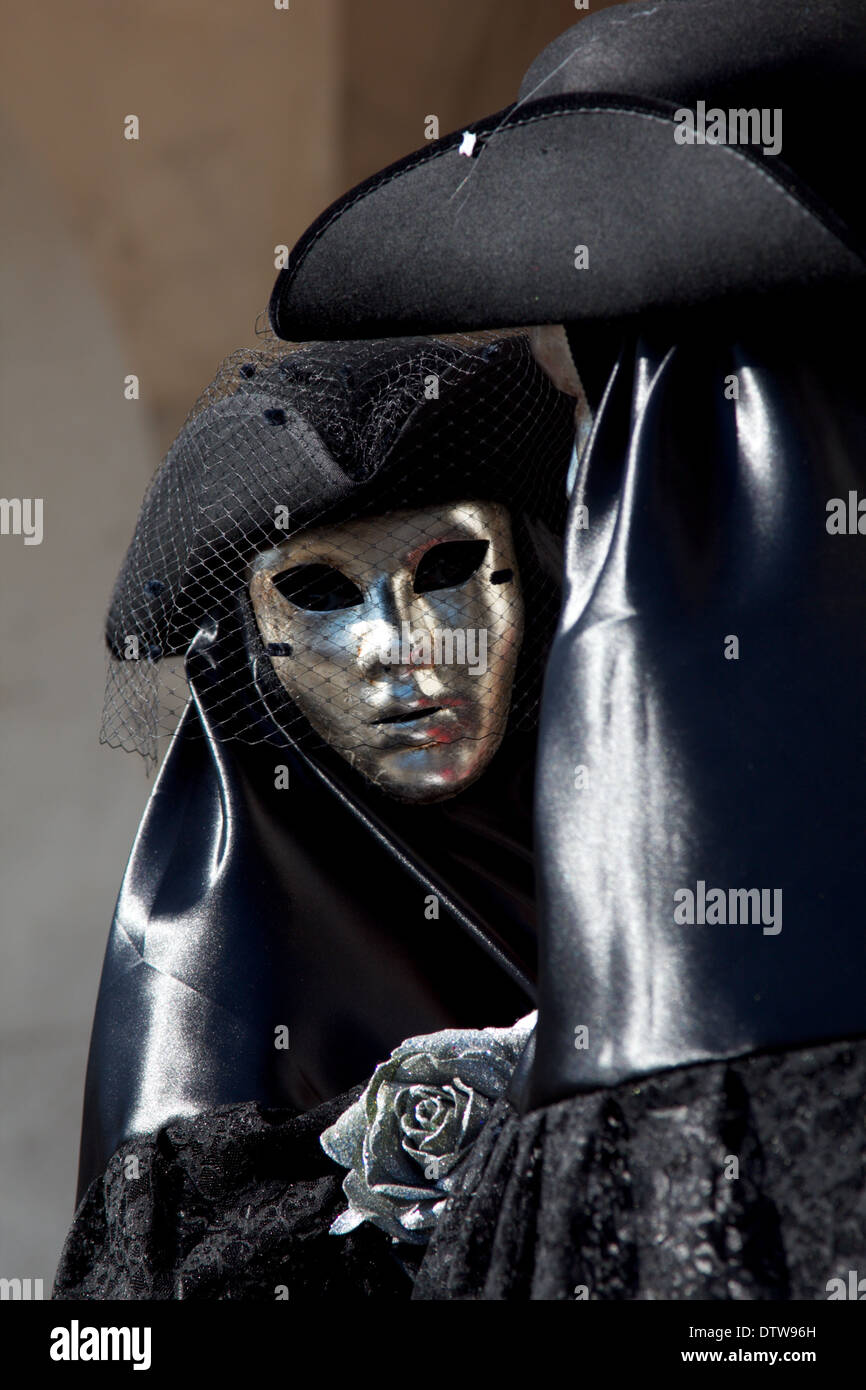 Masked couple gondola venice hi-res stock photography and images - Alamy