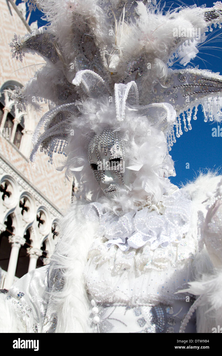 Masked couple gondola venice hi-res stock photography and images - Alamy