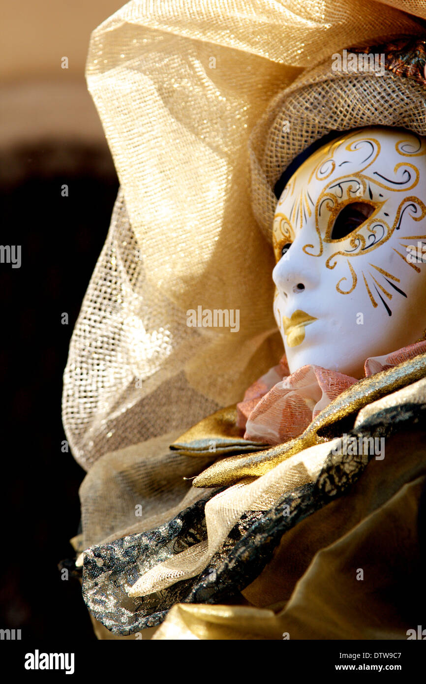 Masked couple gondola venice hi-res stock photography and images - Alamy