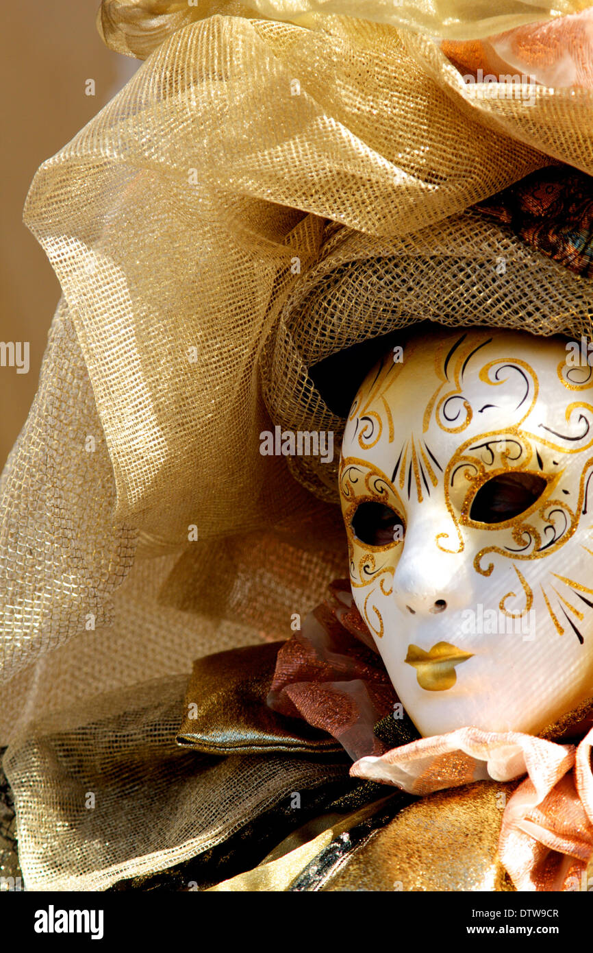 Masked couple gondola venice hi-res stock photography and images - Alamy