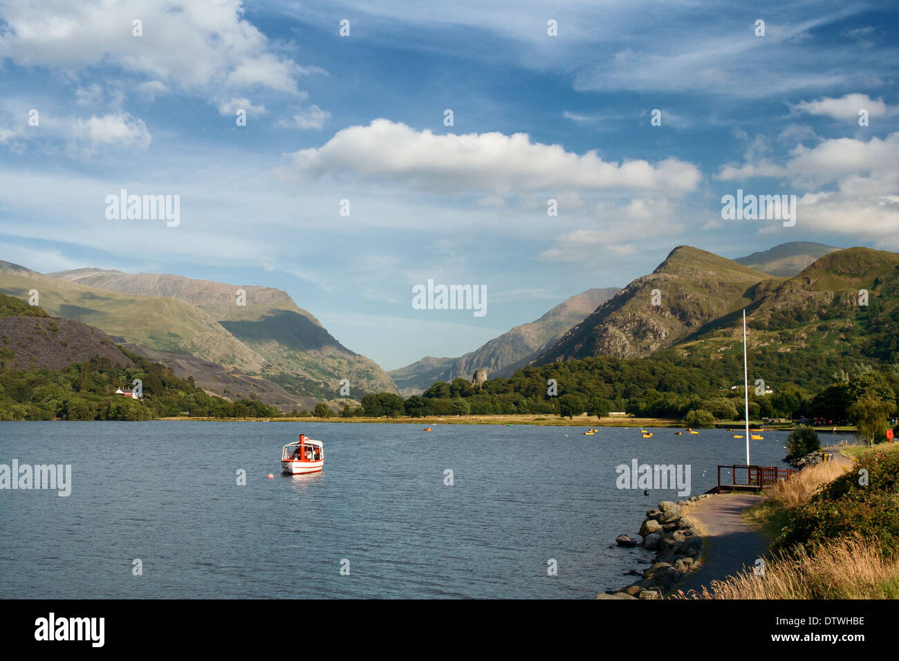 Llyn Padarn lake with boat and Dolbadarn Castle, Llanberis Pass Stock