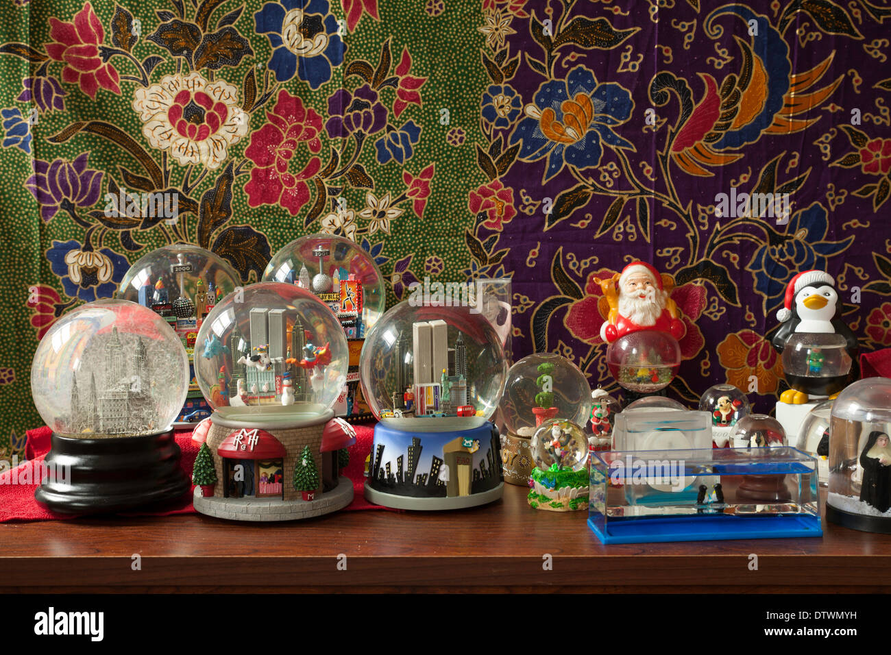 Snow globes hires stock photography and images Alamy