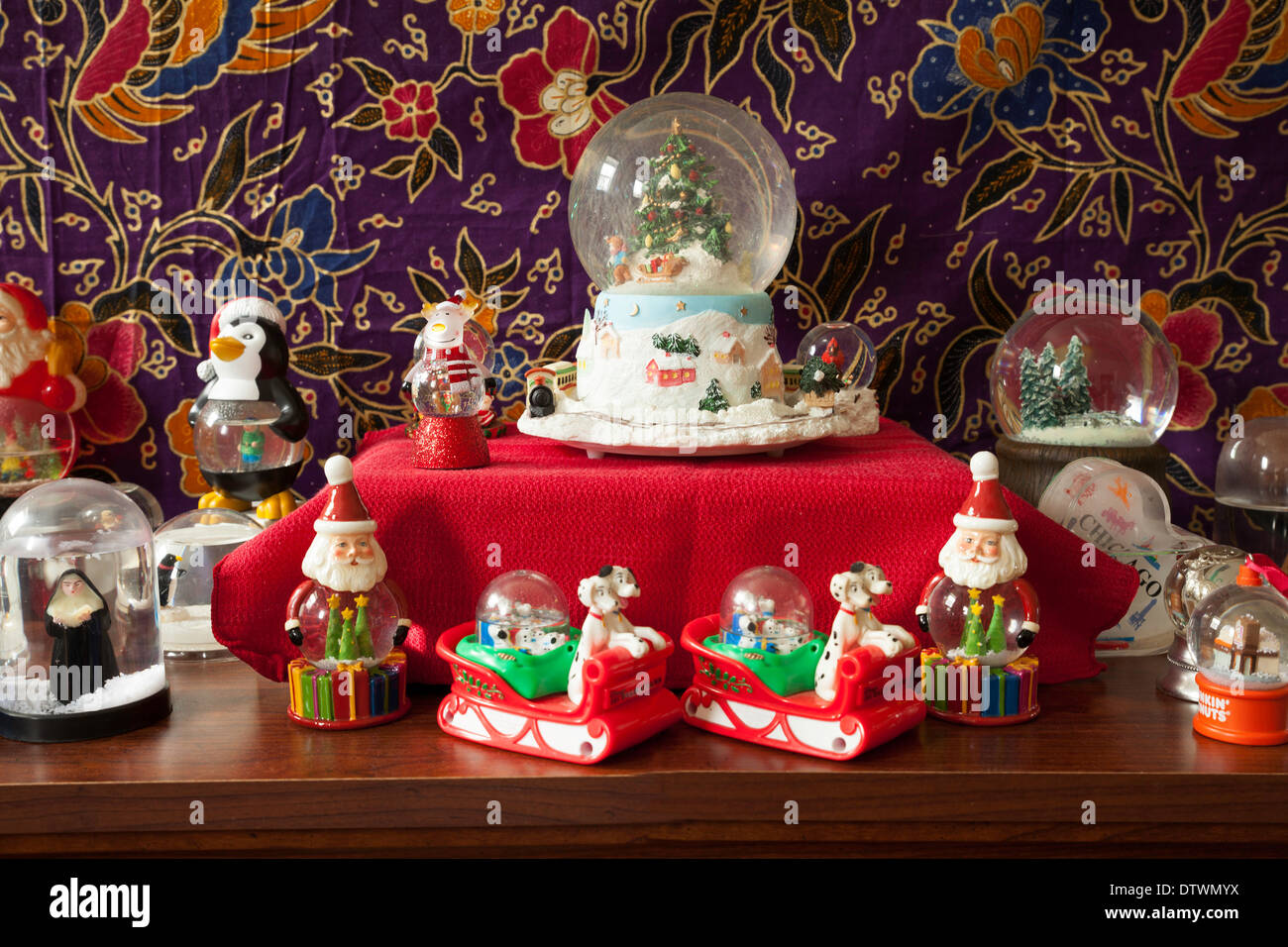 Snow globes hires stock photography and images Alamy