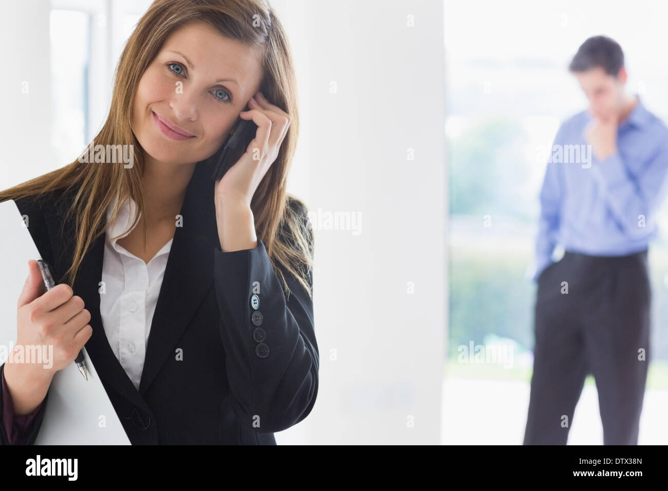 Estate agent on the phone with man deciding Stock Photo