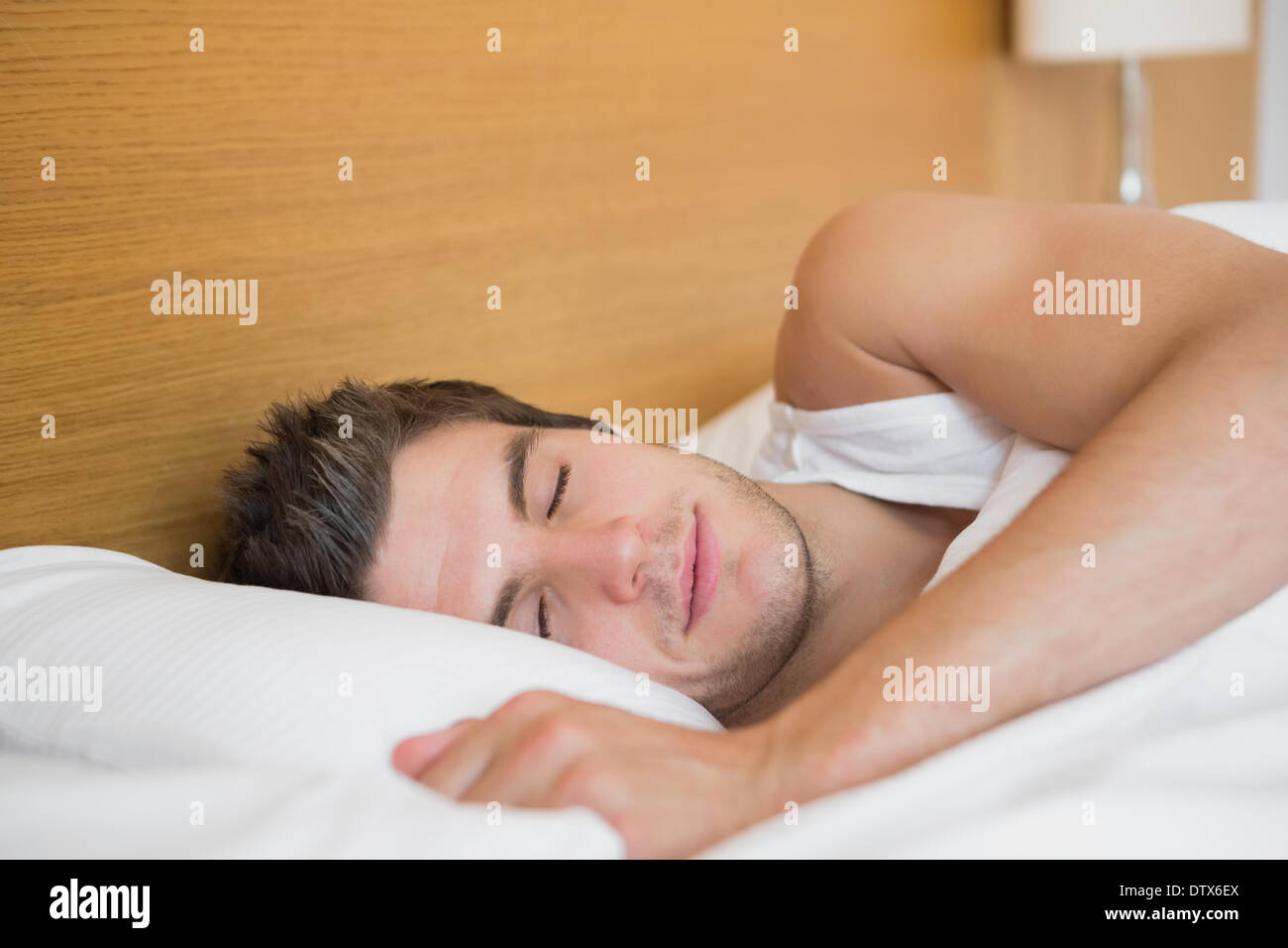 Mike sleeping. человек спит в кровати. снова 17 мэттью перри. Mike sleeping. сонный мужчина.