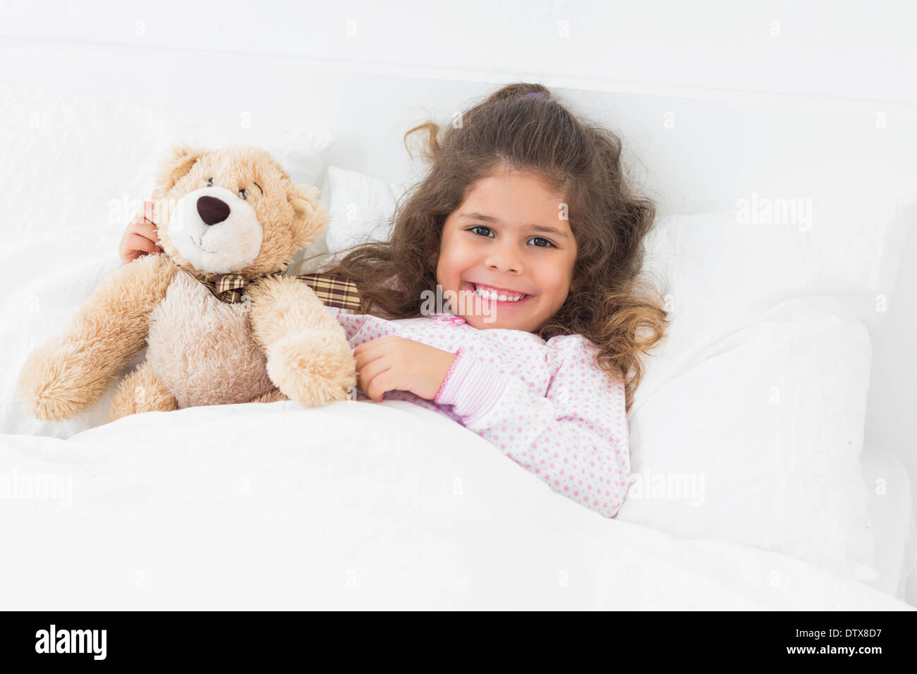 Little girl in bed with teddy bear Stock Photo - Alamy