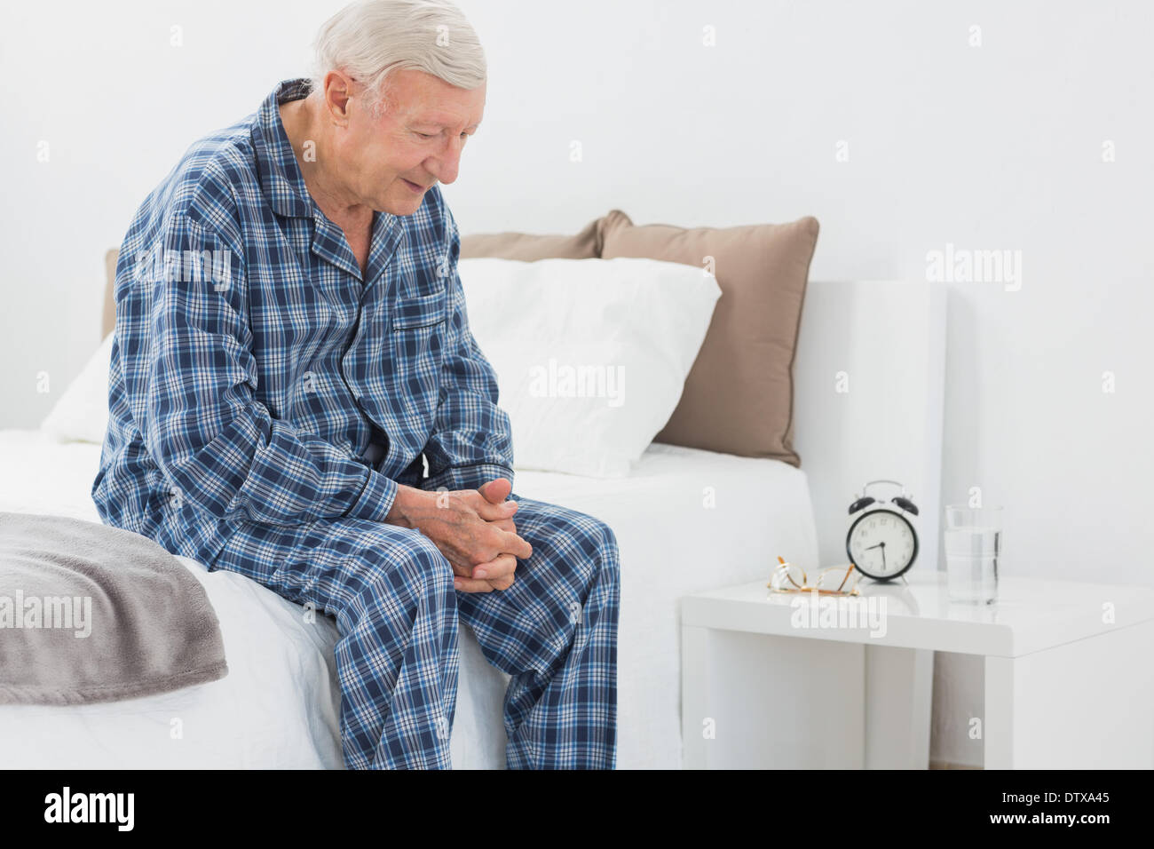 Пижаме ляжет. Старик в пижаме. Пижамы для пенсионеров. Дед в пижаме. Пожилой мужчина в пижаме.