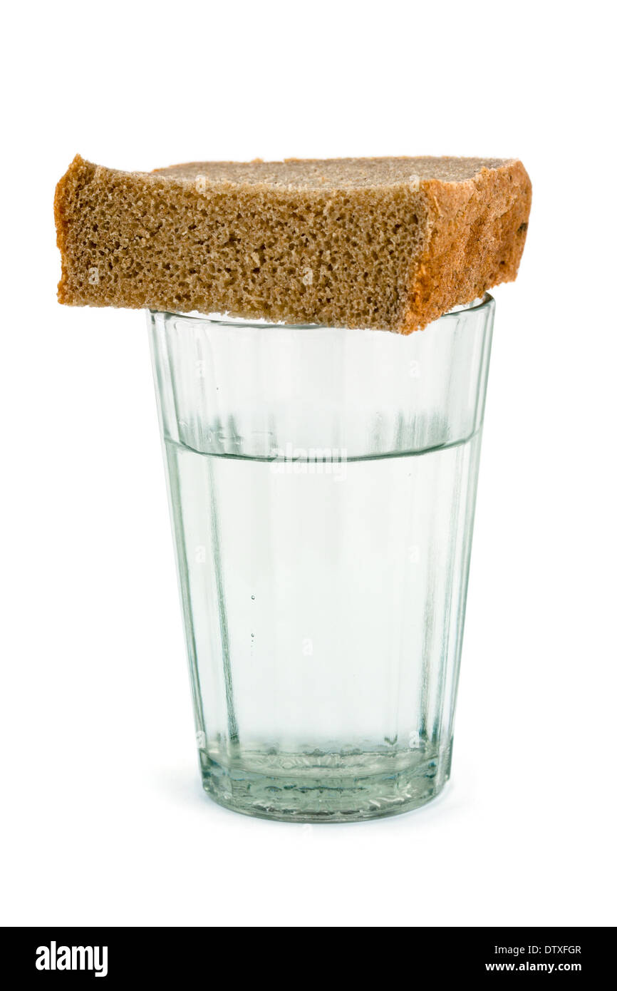 Ставят стакан воды и хлеб. Стопка с хлебом. Рюмка с хлебом.