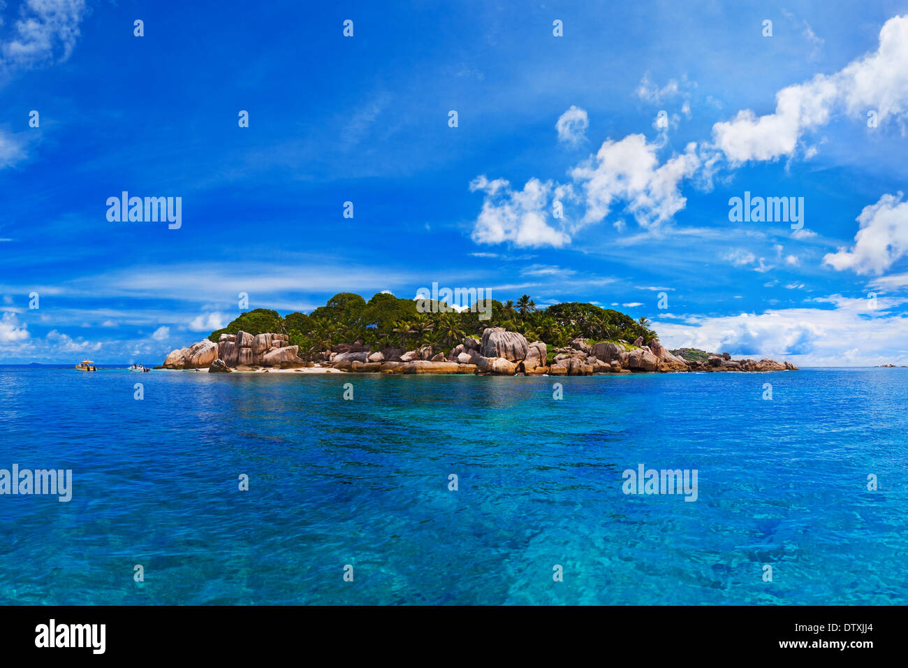 Island tropical hi-res stock photography and images - Alamy