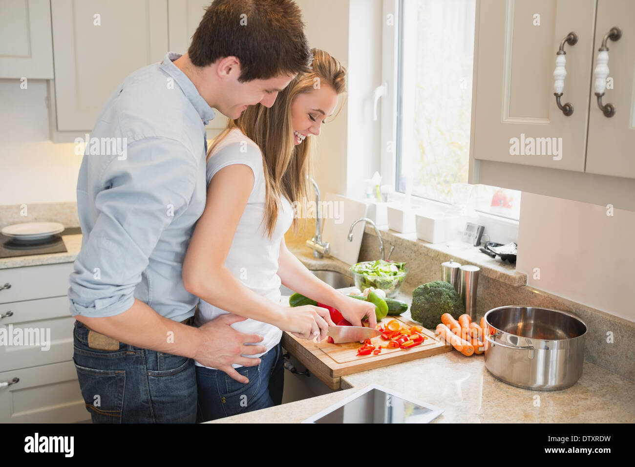 Жена на кухонном столе. Пара завтракает на кухне. Мужчина собирает кухню. Женщина накрывает на стол кухня фото. Фото мужчина дома на кухне.