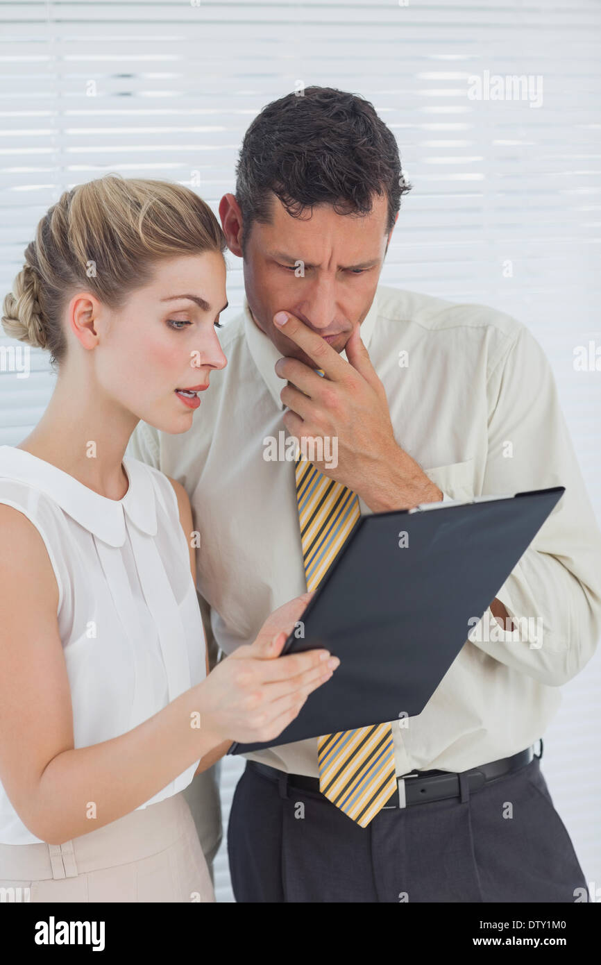 Clipboard thinking black woman hi-res stock photography and images - Alamy