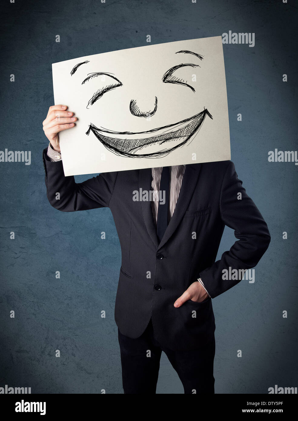 Человек с головой коробки. Лицо мужчины на бумаге. With a smile on his face. Картонная коробка на голове. Картонные человек который улыбается.