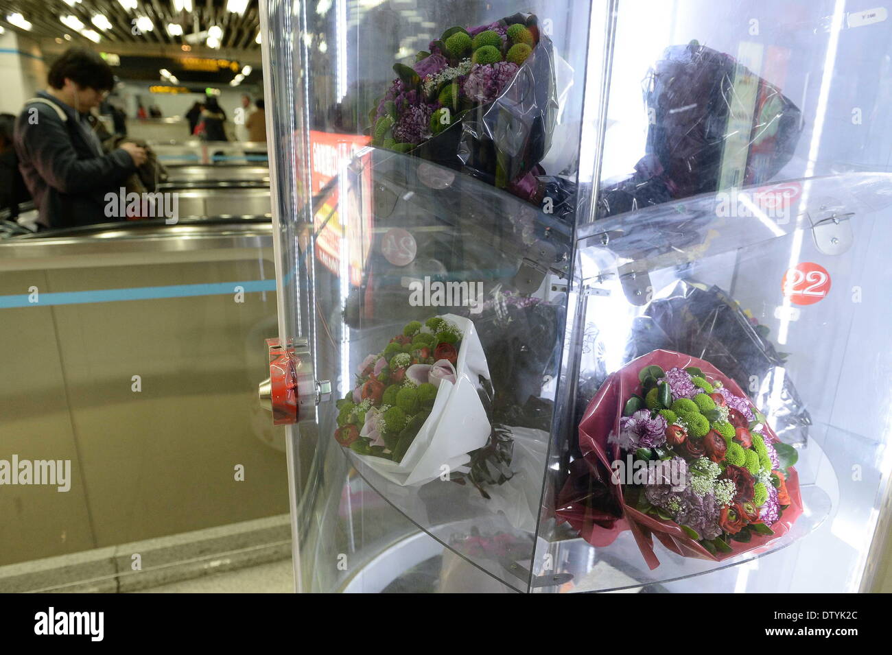 Shanghai, China's Shanghai. 25th Feb, 2014. Photo taken on Feb. 25, 2014 shows a flower vending machine at a subway station in east China's Shanghai, Feb. 25, 2014. Through the vending machine, people can get flowers conveniently after inserting money for payment. © Lai Xinlin/Xinhua/Alamy Live News Stock Photo