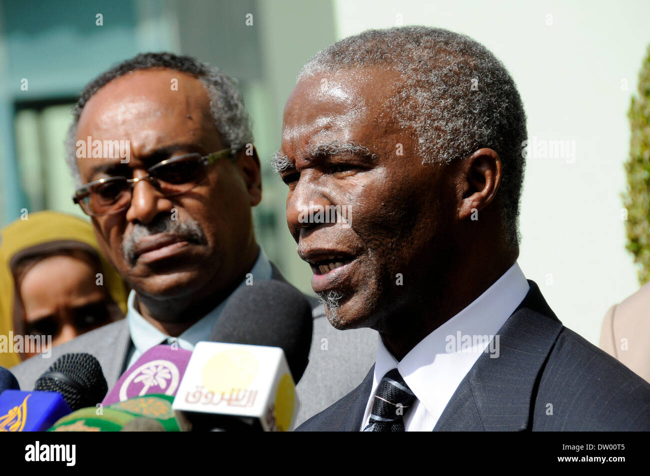 Khartoum, Sudan. 25th Feb, 2014. Thabo Mbeki (R), the head of the African Union high-ranking panel on Sudan and former South African president, speaks to media after his meeting with Sudanese President Omar al-Bashir, in Khartoum, Sudan, on Feb. 25, 2014. © Mohammed Babiker/Xinhua/Alamy Live News Stock Photo