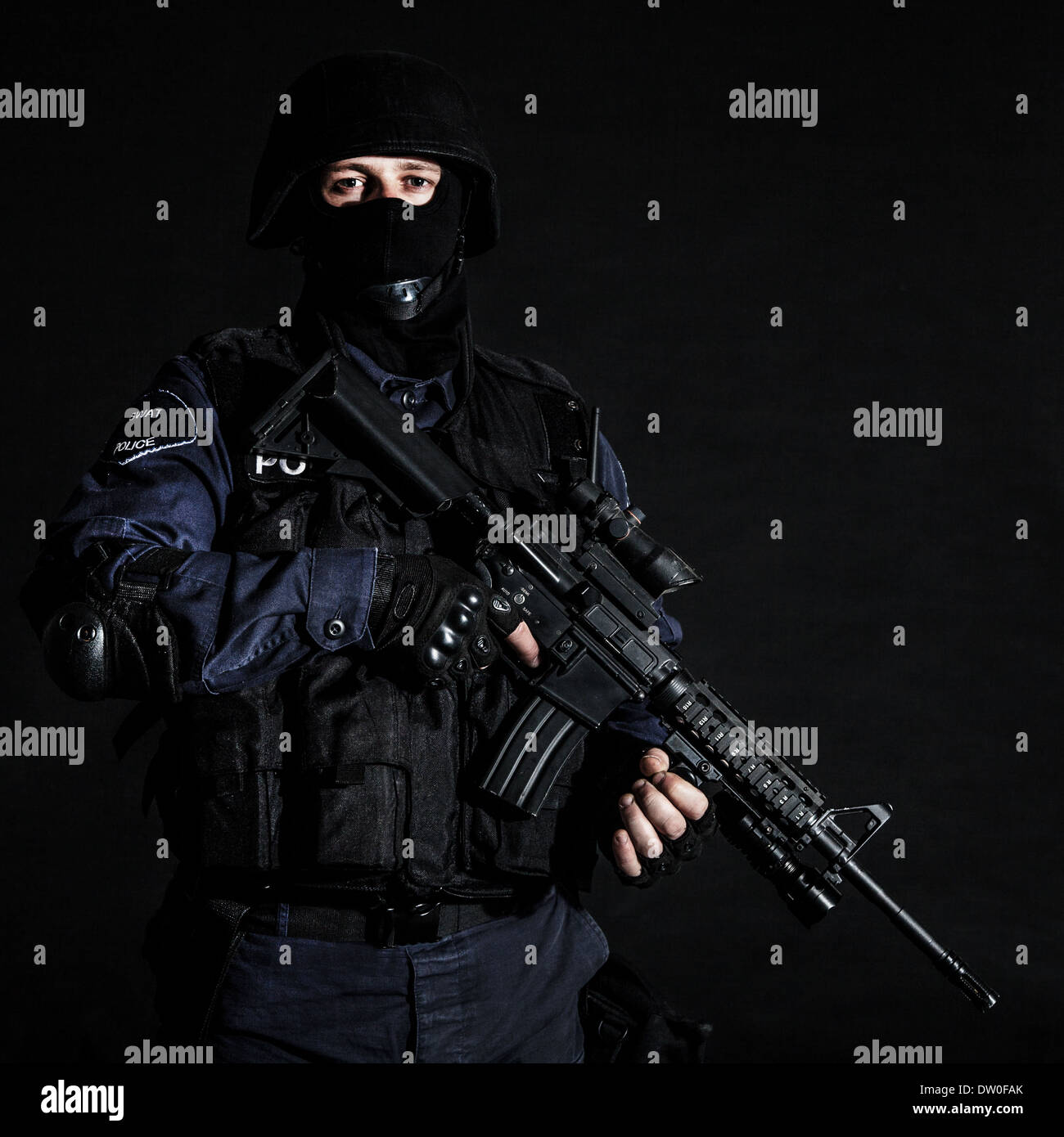 Black swat team hi-res stock photography and images - Alamy
