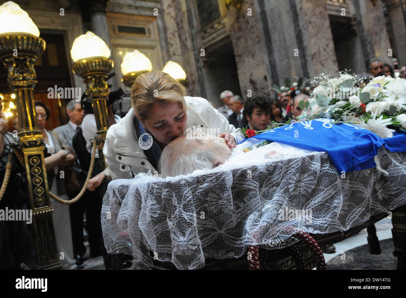 Montevideo, Uruguay. 25th Feb, 2014. A woman kisses the forehead of Uruguayan artist Carlos Paez Vilaro, during his funeral in the Hall of Lost Steps of Legislative Palace in Montevideo, Uruguay, on Feb. 25, 2014. Carlos Paez Vilaro died of heart attack at the age of 90 on Monday morning in Casapueblo, a citadel-sculpture created by the artist himself that includes a museum, an art gallery and the Hotel Casapueblo. Credit:  Nicolas Celaya/Xinhua/Alamy Live News Stock Photo