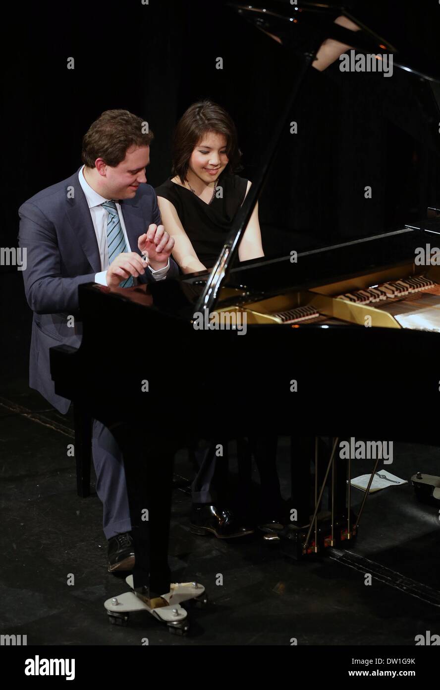 140226) -- FRANKFURT, Feb. 26, 2014 (Xinhua) -- The four-hand jazz piano duo  Italian pianist Paolo Alderighi (L) and U.S. pianist Stephanie Trick  perform at the International Theater in Frankfurt, Germany, on