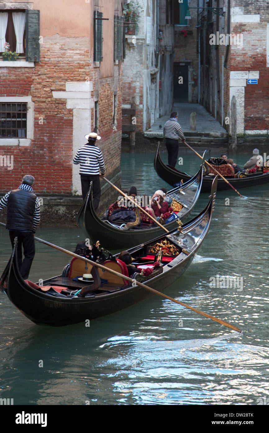 Masked couple gondola venice hi-res stock photography and images - Alamy