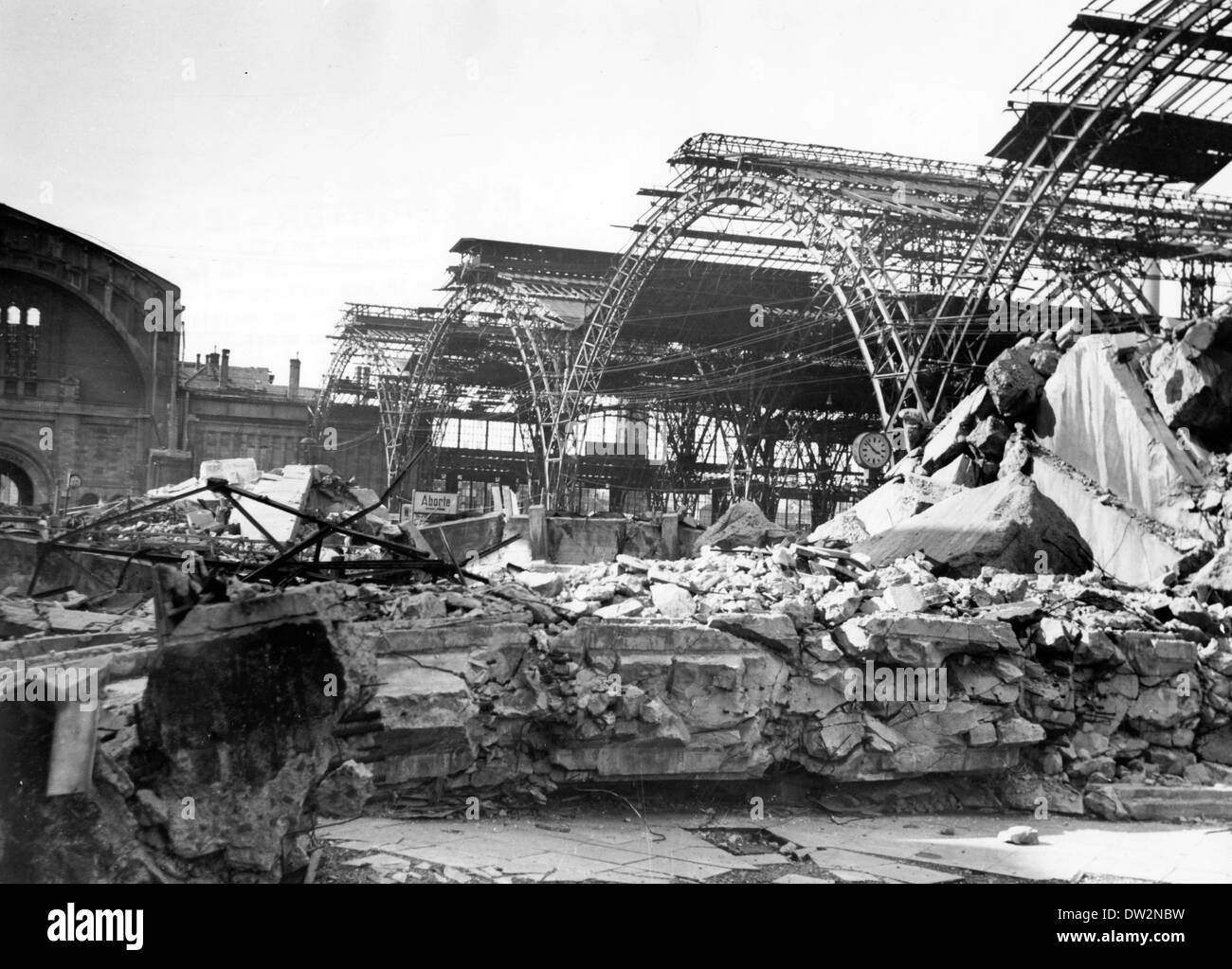 View of the main train station in Leipzig, destroyed by the bombings in the second world war, after 1945. Fotoarchiv für Zeitgeschichtee - NO WIRE SERVICE Stock Photo