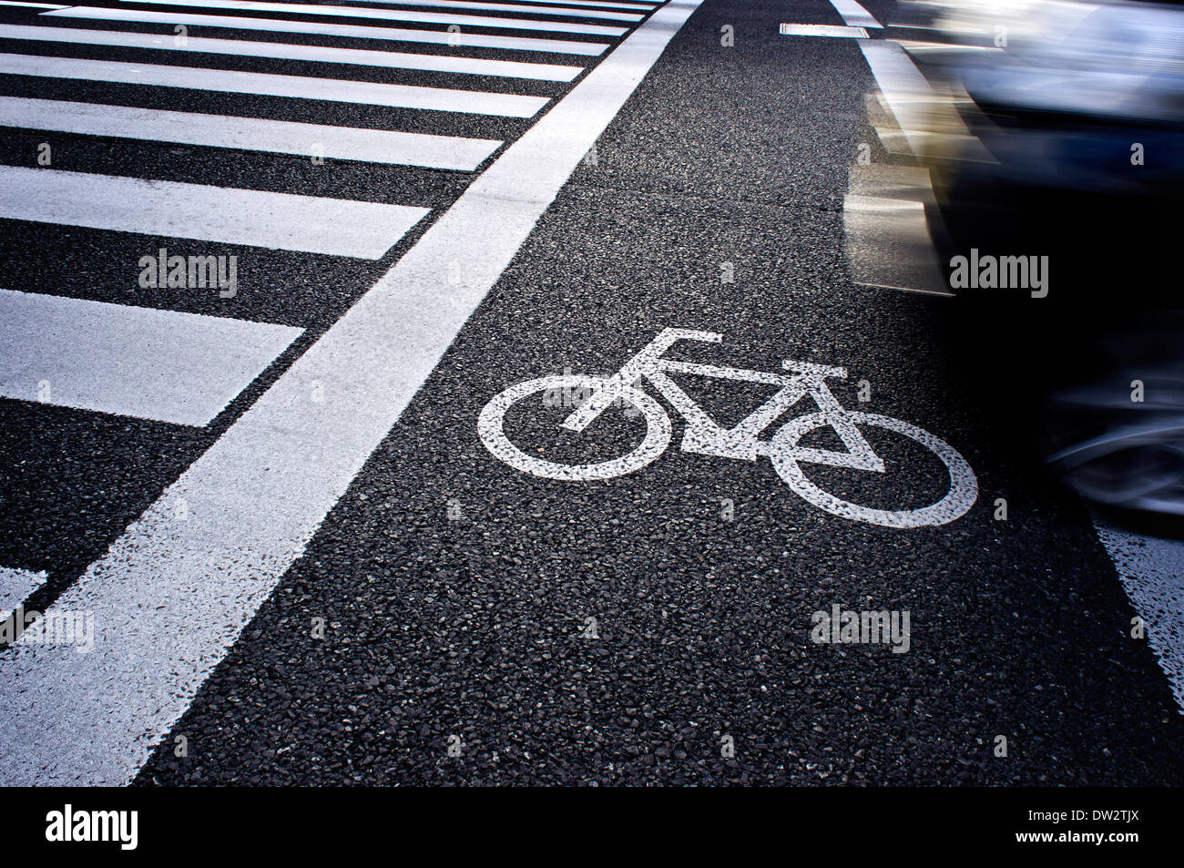 Bicycle and pedestrian crossing Stock Photo - Alamy