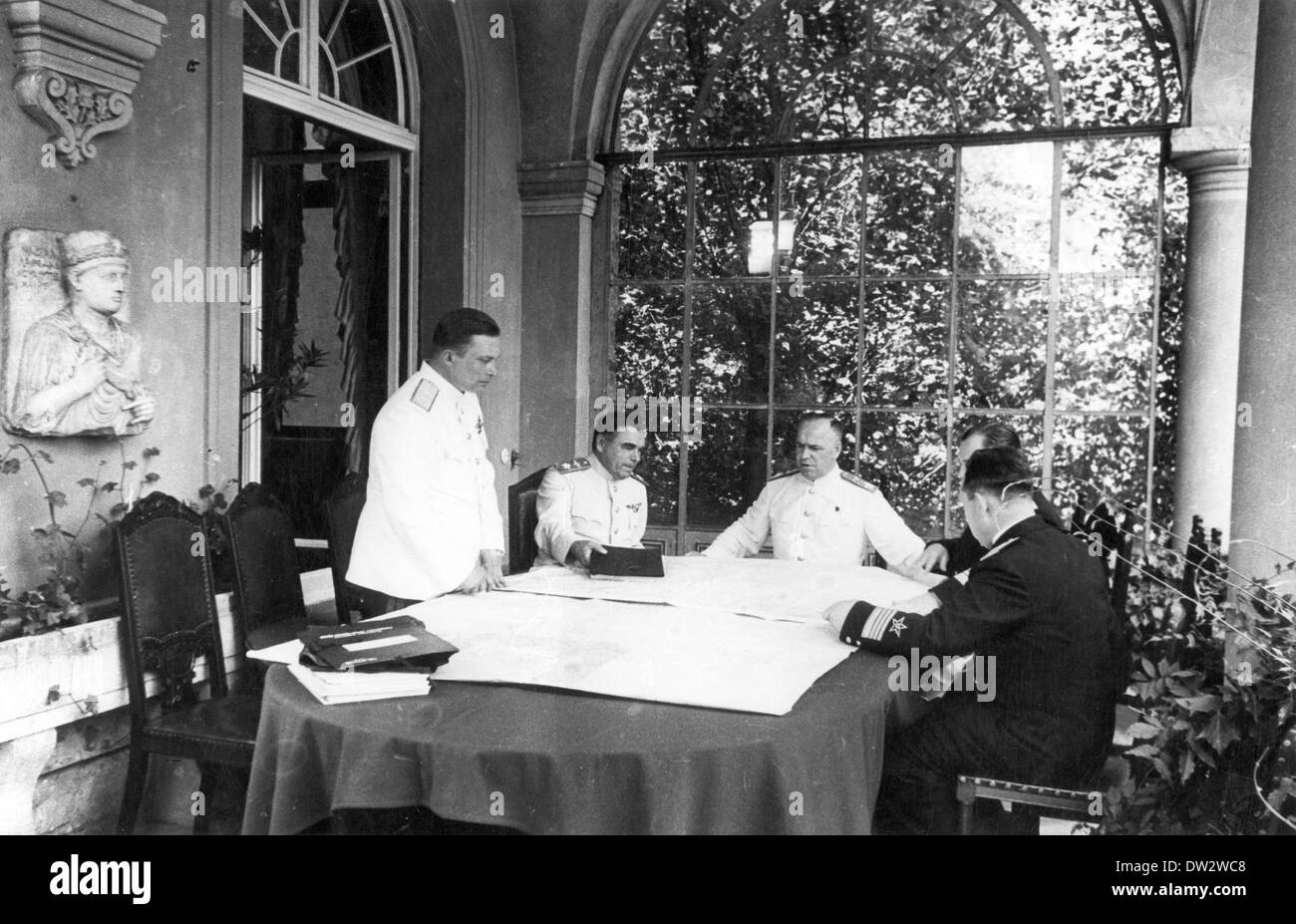 Marshal G.K. Zhukov, Chief of Staff of the Red Army of the USSR (C), and other Soviet officers of the General Staff gather around a table with maps at the Potsdam Conference at Cecilienhof Palace in Potsdam, summer of 1945. The victorious powers in World War II decided on the post-war development with the Potsdam Agreement. Photo: Yevgeny Chaldej - NO WIRE SERVICE Stock Photo