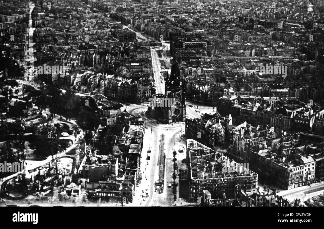 End of the war in Berlin 1945 - View of the destroyed city of Berlin at the Kaiser Wilhelm Memorial Church. Fotoarchiv für Zeitgeschichtee - NO WIRE SERVICE Stock Photo
