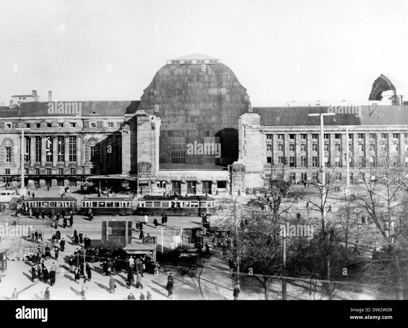 View of the west portal of the main train station in Leipzig, destroyed by the bombing in the Second World War, after 1945. Fotoarchiv für Zeitgeschichtee - NO WIRE SERVICE Stock Photo