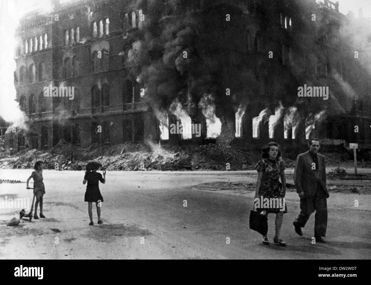 End of the war in Berlin 1945 - View of a burning house on Dircksenstrasse near Alexanderstrasse Street in the Mitte district of Berlin. Fotoarchiv für Zeitgeschichtee - NO WIRE SERVICE Stock Photo
