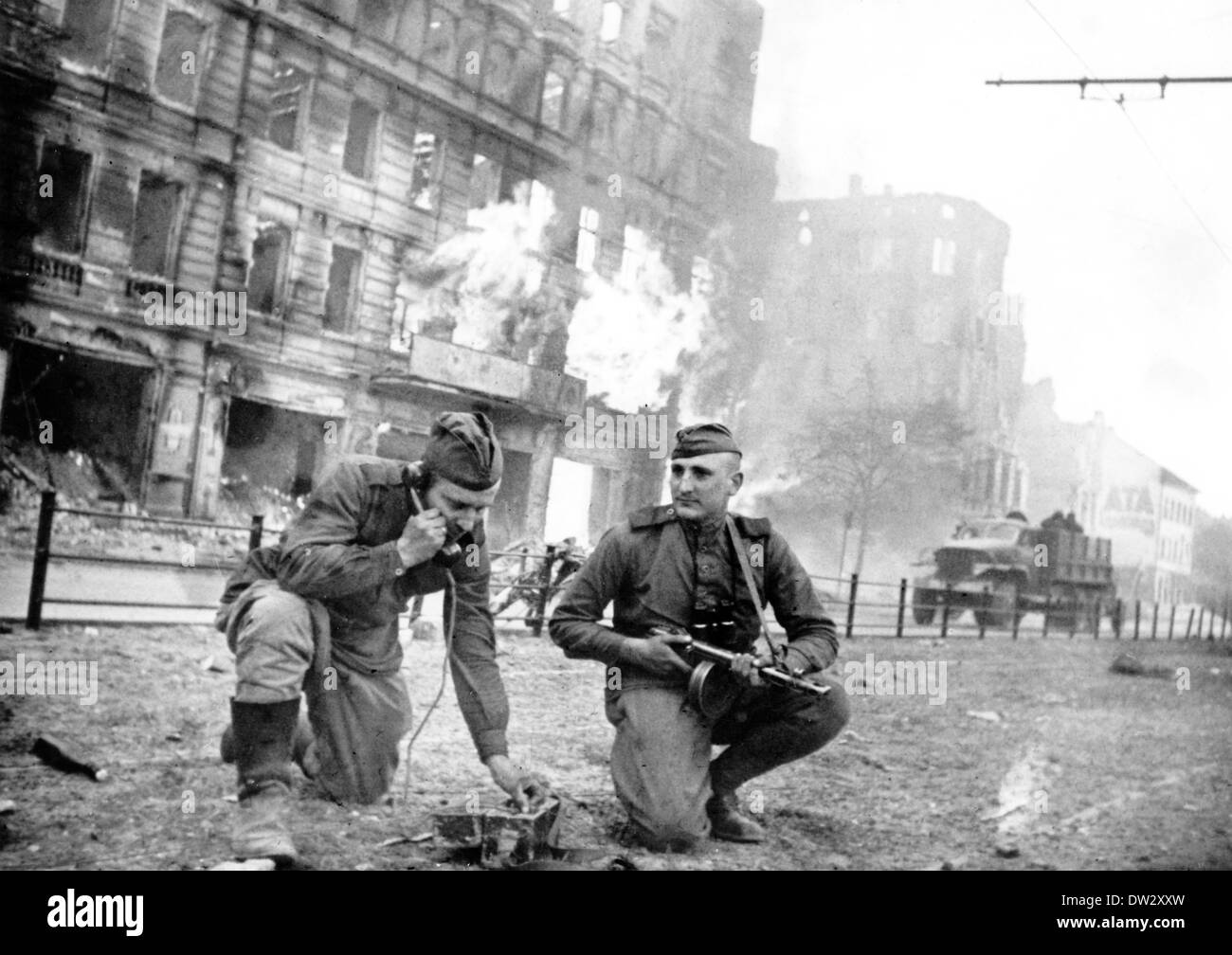 skræmmende Fredag emulsion End of the war in Berlin 1945 - Soviet soldiers ensure the communication  link as fights on Frankfurter Allee are ongoing during the advance of the Red  Army in the streets of
