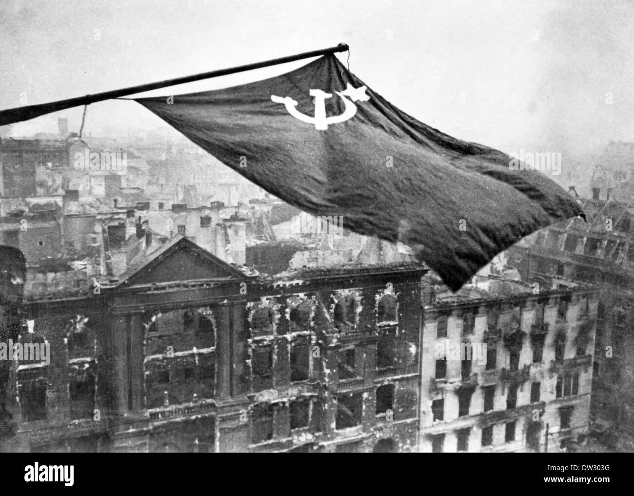 End of the war in Berlin 1945 - The Soviet flag waves over the destroyed city after the German capitulation in Berlin, germany, May 1945. Fotoarchiv für Zeitgeschichte - NO WIRE SERVICE Stock Photo