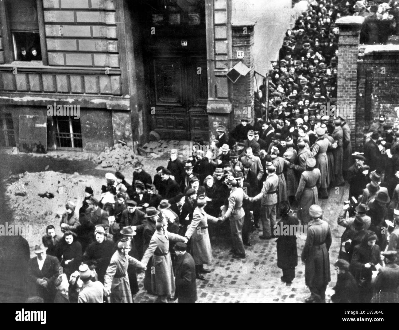 Officers of the People's Police in the Soviet occupation zone form a chain during a large-scale raid on the black market in Berlin, Germany, February 1946. Fotoarchiv für Zeitgeschichte - NO WIRE SERVICE Stock Photo