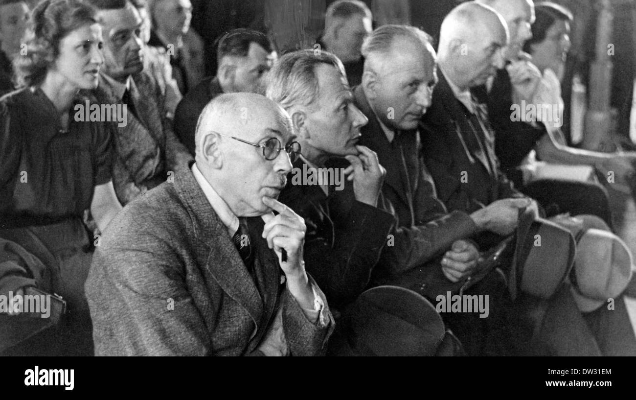People sit in a room of the denazification commission of the administrative district of Pankow, 3rd Floor, room 312, on Grunerstrasse in Berlin, Germany, 1946. Fotoarchiv für Zeitgeschichte / Kolbe - NO WIRE SERVICE Stock Photo