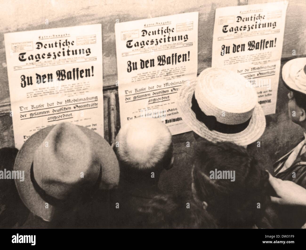 Passers-by read a display of the extra-edition of the 'Deutsche Tageszeitung' (German daily newspaper) from 01 August 1914 announcing the mobilization of all of the German forces by the Kaiser in Berlin, Germany. Fotoarchiv für Zeitgeschichte - NO WIRE SERVICE Stock Photo