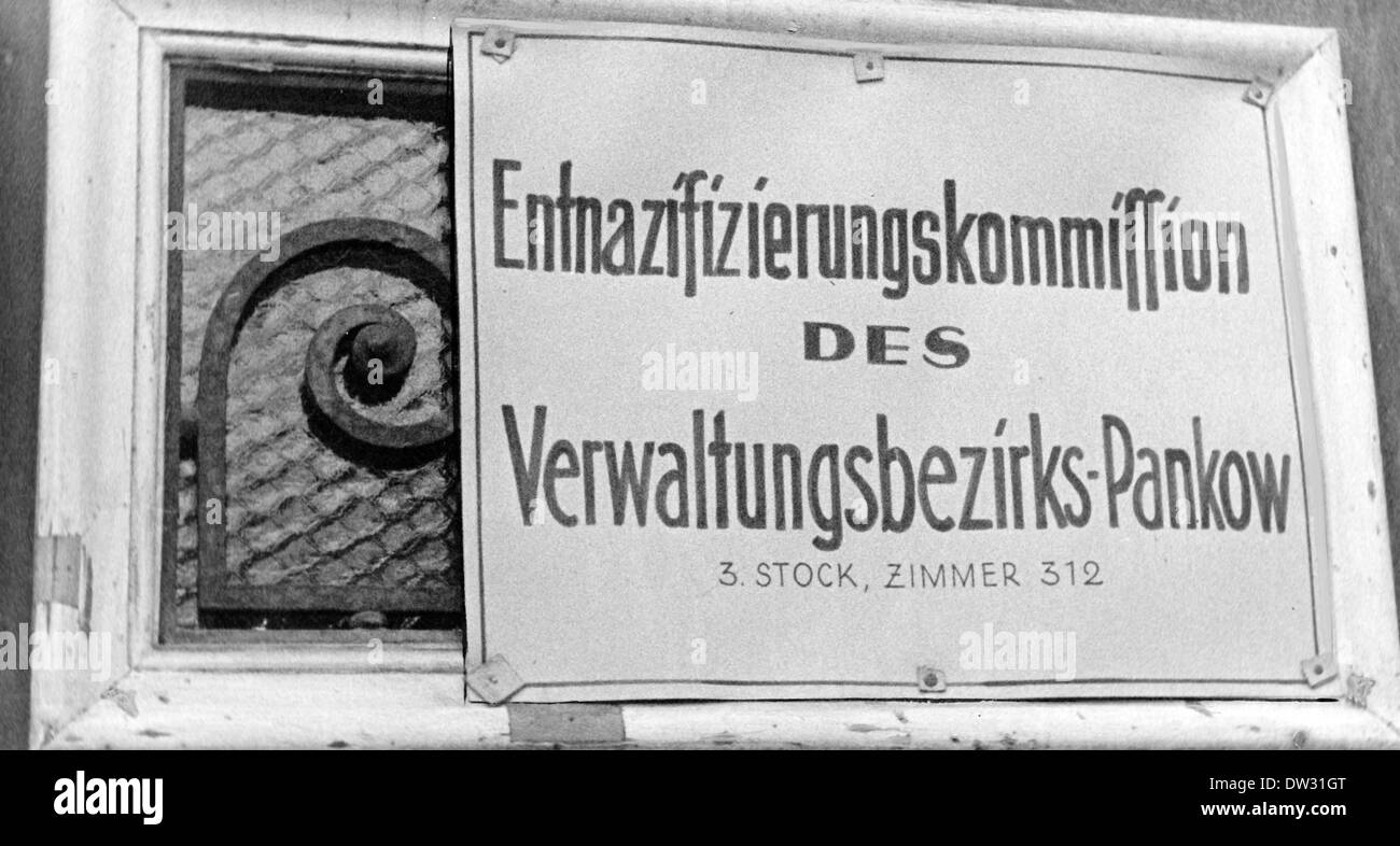 View of a sign outside the denazification commission of the administrative district of Pankow, 3 Floor, room 312, on Grunerstrasse in Berlin, Germany, 1946. Fotoarchiv für Zeitgeschichte / Kolbe - NO WIRE SERVICE Stock Photo